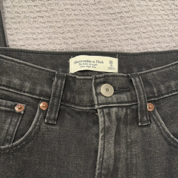 Abercrombie & Fitch Ankle Straight Ultra High Rise Size 26/2 Short in Black - Picture 3 of 5